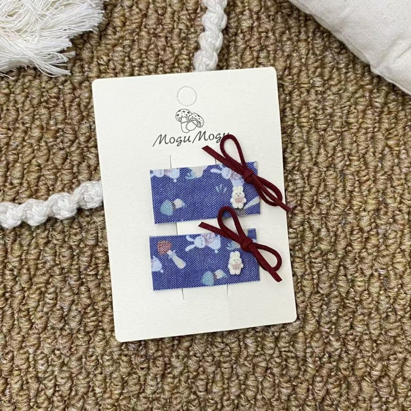 Auduma izšūta matu spraude: mīļš trušis motīvs karainā rakstā, sirds formas klips bērniem — roku darbs, Korejas stils