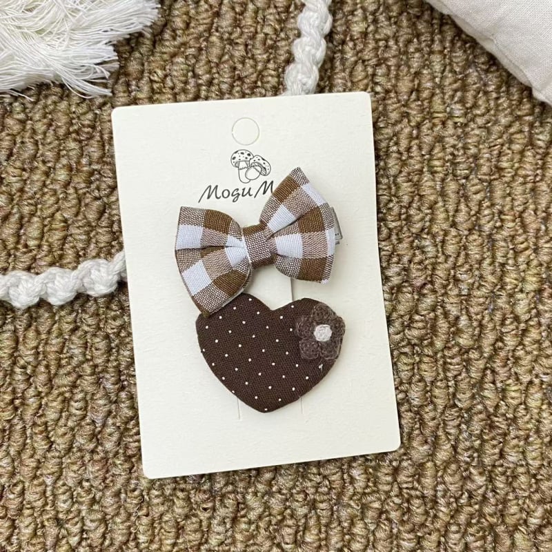 Auduma izšūta matu spraude: mīļš trušis motīvs karainā rakstā, sirds formas klips bērniem — roku darbs, Korejas stils