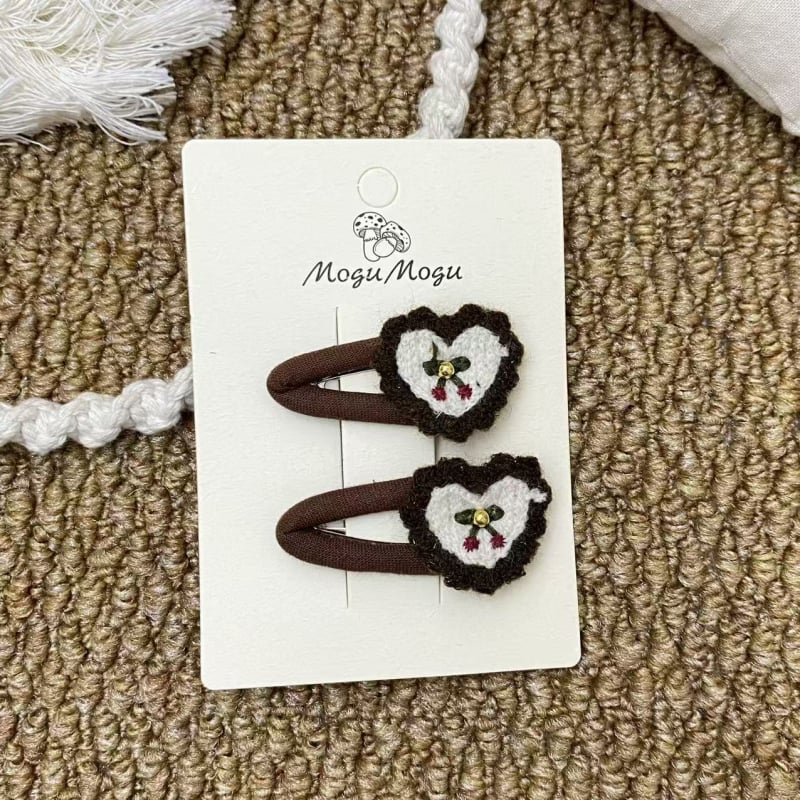 Auduma izšūta matu spraude: mīļš trušis motīvs karainā rakstā, sirds formas klips bērniem — roku darbs, Korejas stils