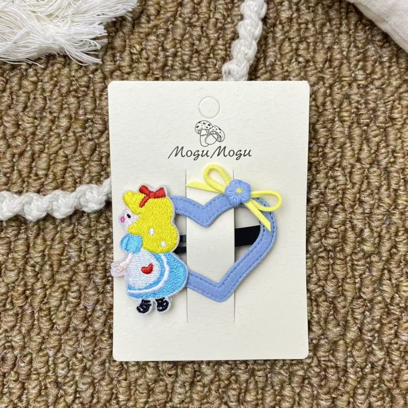 Auduma izšūta matu spraude: mīļš trušis motīvs karainā rakstā, sirds formas klips bērniem — roku darbs, Korejas stils