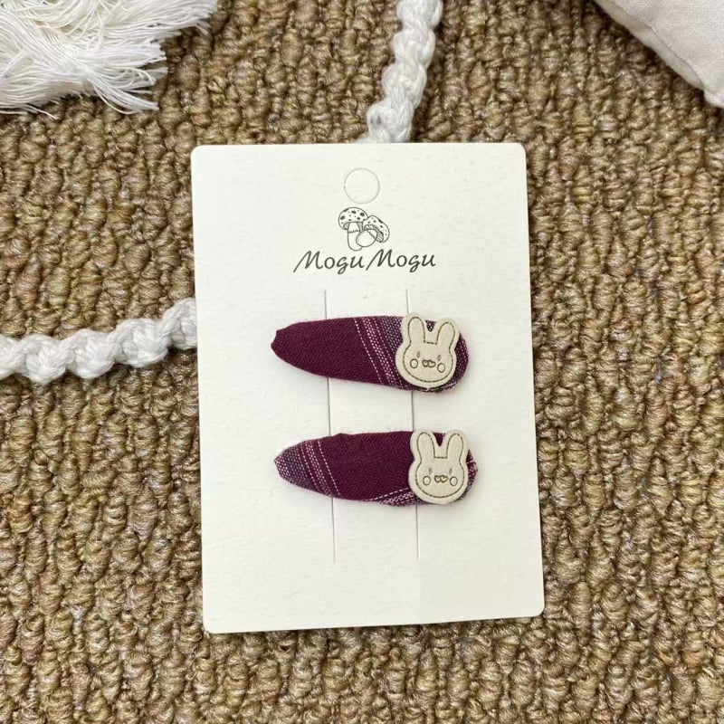 Auduma izšūta matu spraude: mīļš trušis motīvs karainā rakstā, sirds formas klips bērniem — roku darbs, Korejas stils