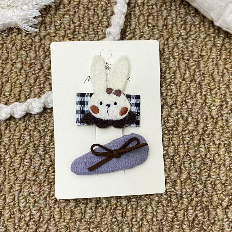 Auduma izšūta matu spraude: mīļš trušis motīvs karainā rakstā, sirds formas klips bērniem — roku darbs, Korejas stils