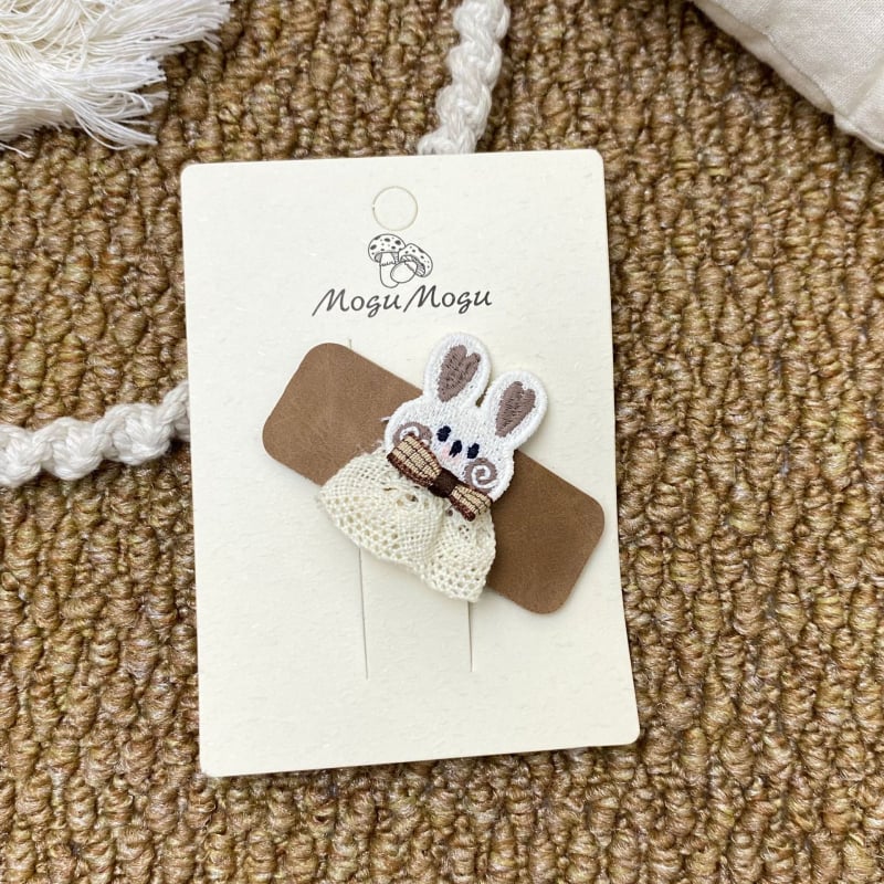 Auduma izšūta matu spraude: mīļš trušis motīvs karainā rakstā, sirds formas klips bērniem — roku darbs, Korejas stils