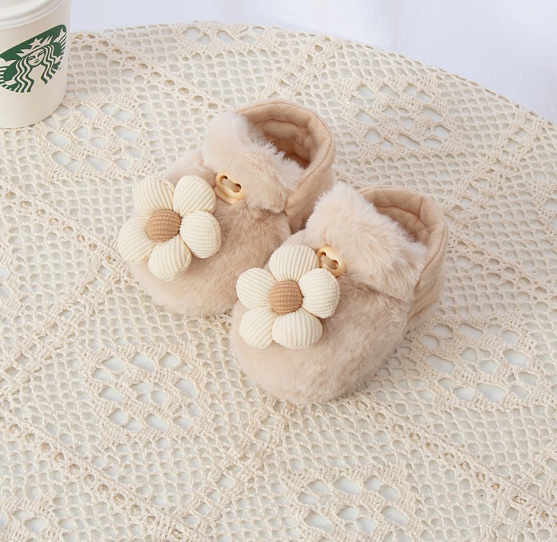 Kūdikių velūro šlepetės - stora vilnos įdėklas, karikatūrinis raštas, sagtis, skirti 1–3 metų vaikams