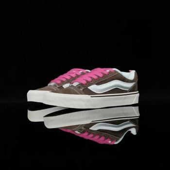 Knu Skool sportbačiai su velūro viršumi, žemas profili, dryžiuotas raštas, apvali nosis, vulkanizuota padas, unisex