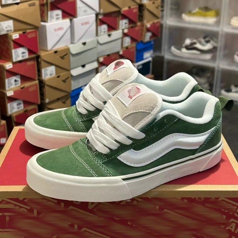 Knu Skool sportbačiai su velūro viršumi, žemas profili, dryžiuotas raštas, apvali nosis, vulkanizuota padas, unisex