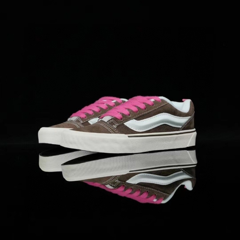 Knu Skool sportbačiai su velūro viršumi, žemas profili, dryžiuotas raštas, apvali nosis, vulkanizuota padas, unisex