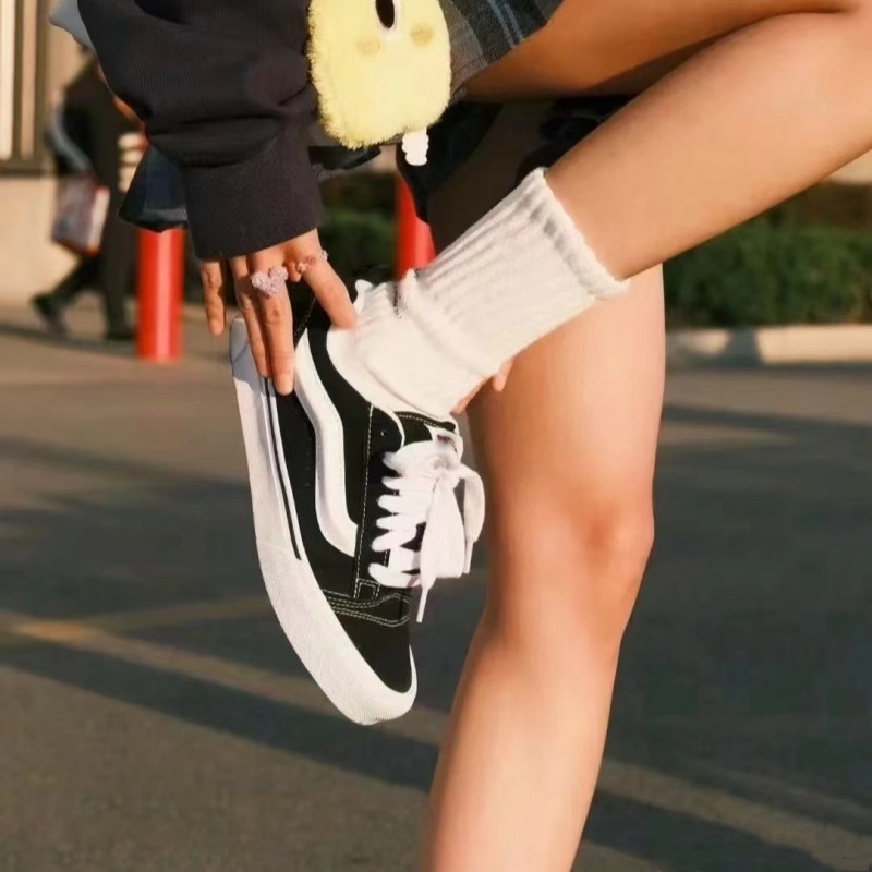 Knu Skool sportbačiai su velūro viršumi, žemas profili, dryžiuotas raštas, apvali nosis, vulkanizuota padas, unisex