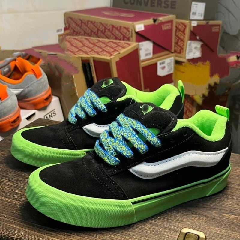 Knu Skool sportbačiai su velūro viršumi, žemas profili, dryžiuotas raštas, apvali nosis, vulkanizuota padas, unisex