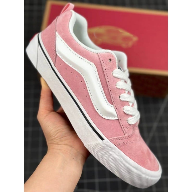 Knu Skool sportbačiai su velūro viršumi, žemas profili, dryžiuotas raštas, apvali nosis, vulkanizuota padas, unisex