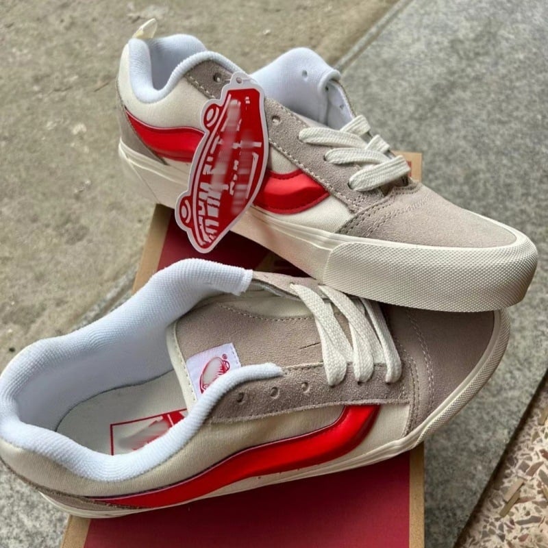 Knu Skool sportbačiai su velūro viršumi, žemas profili, dryžiuotas raštas, apvali nosis, vulkanizuota padas, unisex