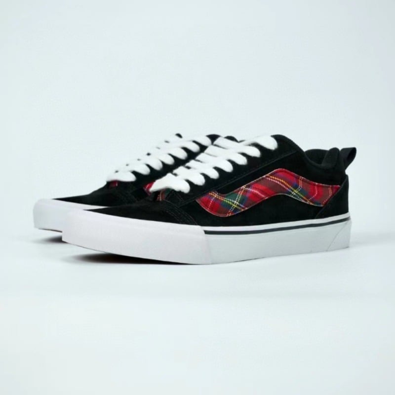 Knu Skool sportbačiai su velūro viršumi, žemas profili, dryžiuotas raštas, apvali nosis, vulkanizuota padas, unisex