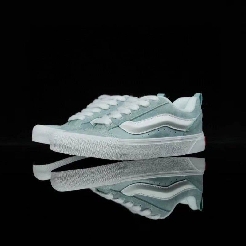 Knu Skool sportbačiai su velūro viršumi, žemas profili, dryžiuotas raštas, apvali nosis, vulkanizuota padas, unisex