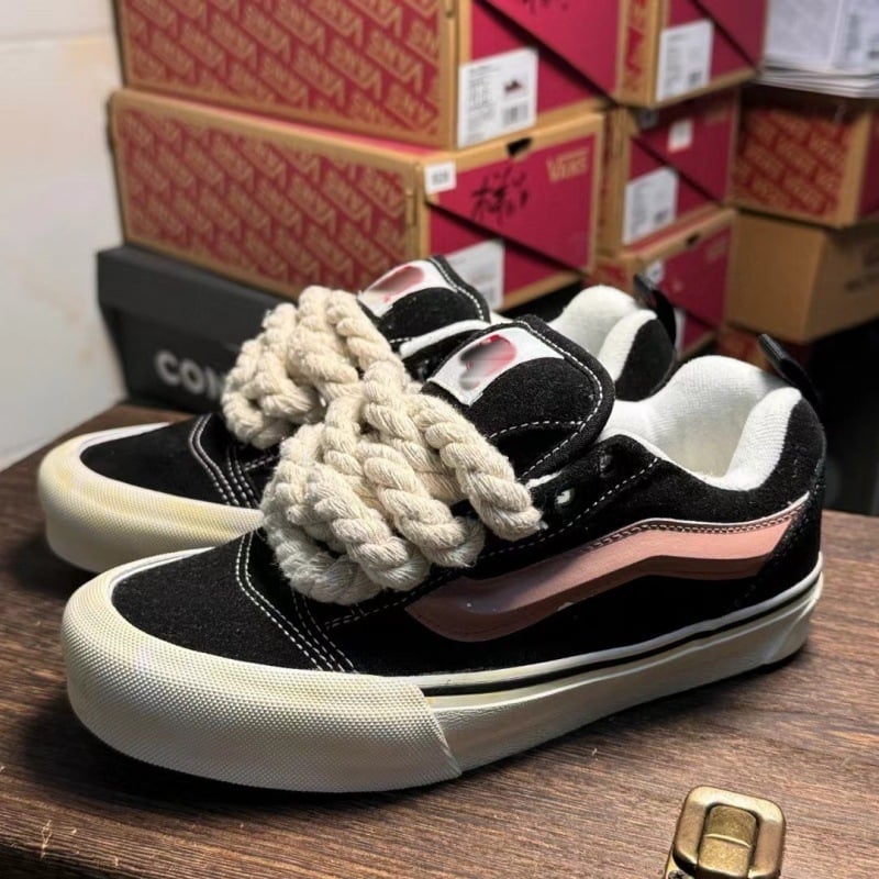 Knu Skool sportbačiai su velūro viršumi, žemas profili, dryžiuotas raštas, apvali nosis, vulkanizuota padas, unisex