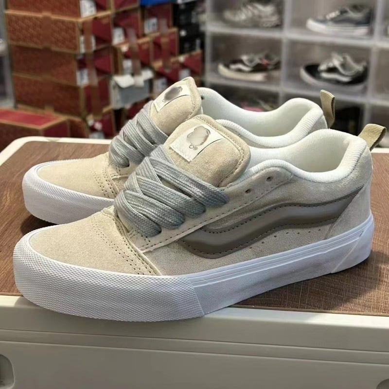 Knu Skool sportbačiai su velūro viršumi, žemas profili, dryžiuotas raštas, apvali nosis, vulkanizuota padas, unisex