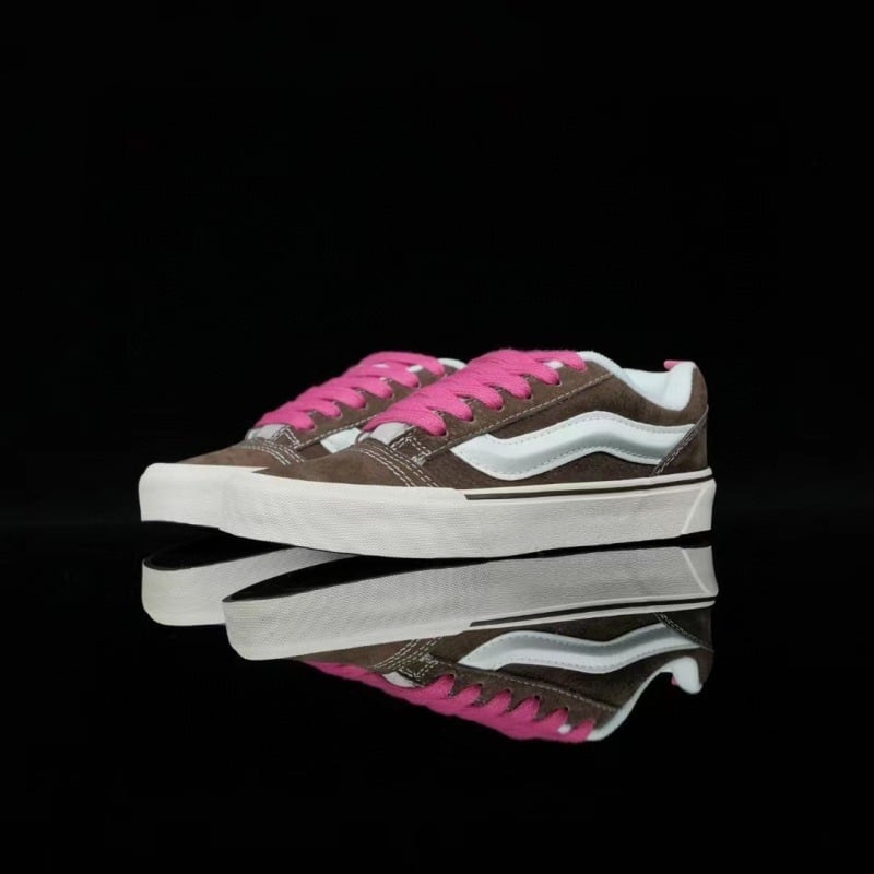 Knu Skool sportbačiai su velūro viršumi, žemas profili, dryžiuotas raštas, apvali nosis, vulkanizuota padas, unisex