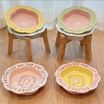 Керамична купичка за хранене на домашни любимци с дантелена шарка и високи крака – подходяща за котки