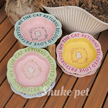Керамична купичка за хранене на домашни любимци с дантелена шарка и високи крака – подходяща за котки