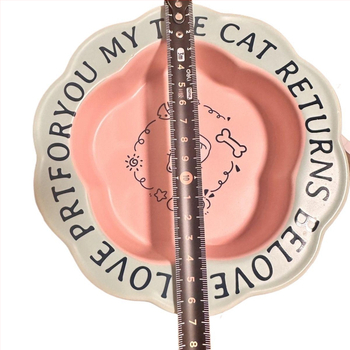 Керамична купичка за хранене на домашни любимци с дантелена шарка и високи крака – подходяща за котки