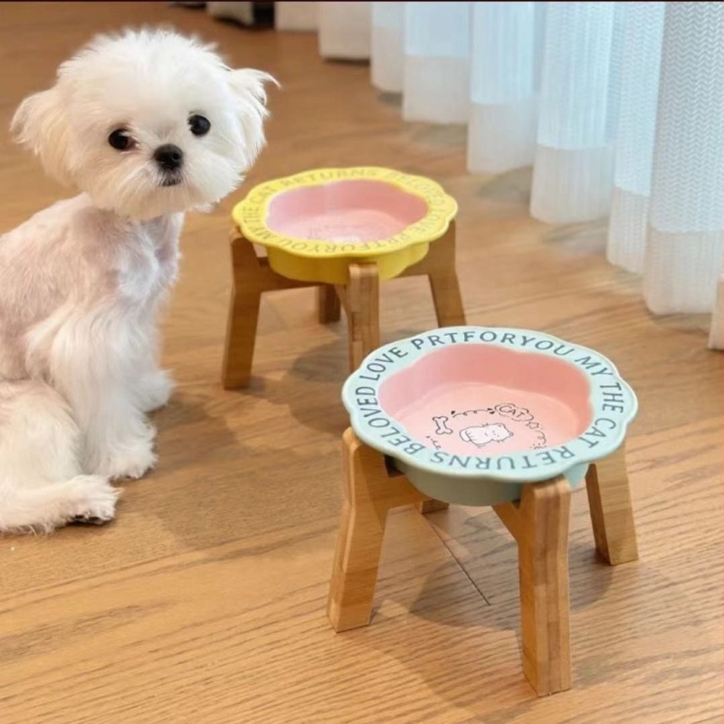 Керамична купичка за хранене на домашни любимци с дантелена шарка и високи крака – подходяща за котки