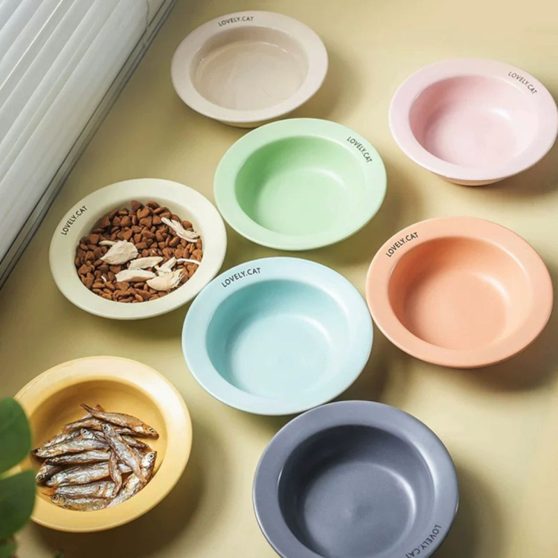 Керамична купичка за хранене на домашни любимци с дантелена шарка и високи крака – подходяща за котки