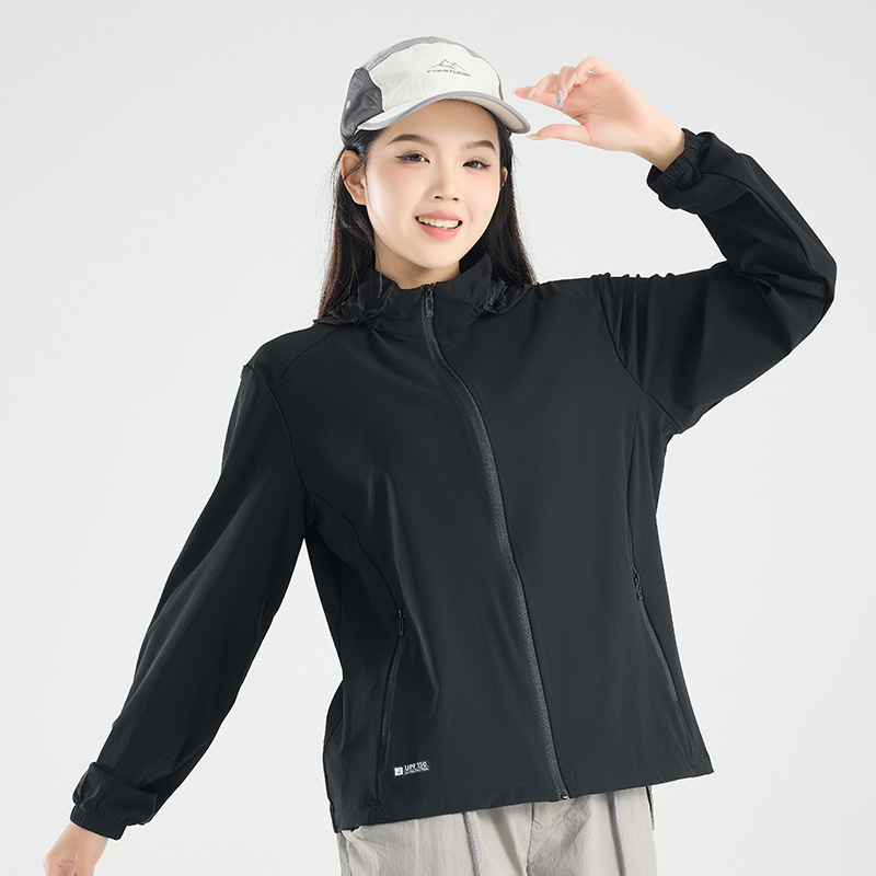 Išorinė vėjo atsparumo striukė su Ice Silk Original Yarn; UPF50+ UV apsauga; lengva, kvėpuojanti, greitai džiūsta; 87% nailonas, 13% spandeksas; su gobtuvu