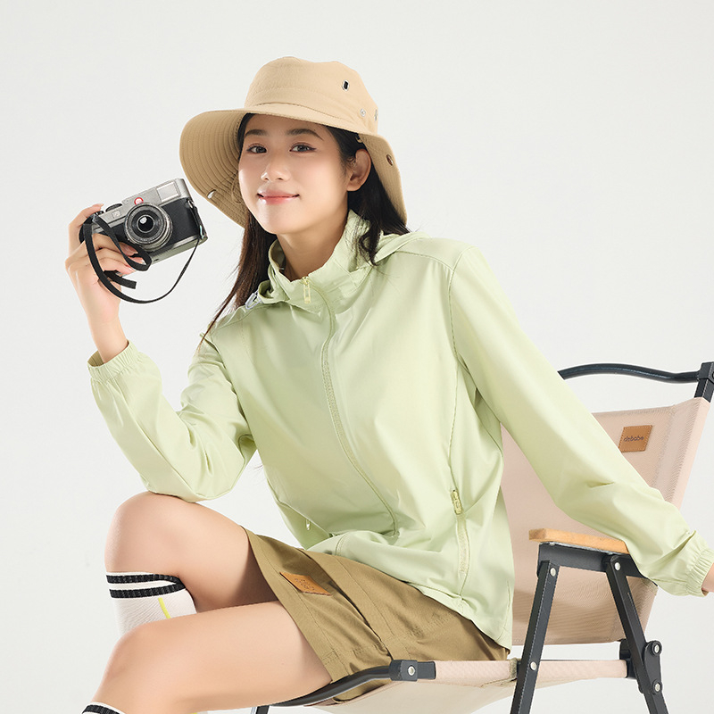 Išorinė vėjo atsparumo striukė su Ice Silk Original Yarn; UPF50+ UV apsauga; lengva, kvėpuojanti, greitai džiūsta; 87% nailonas, 13% spandeksas; su gobtuvu