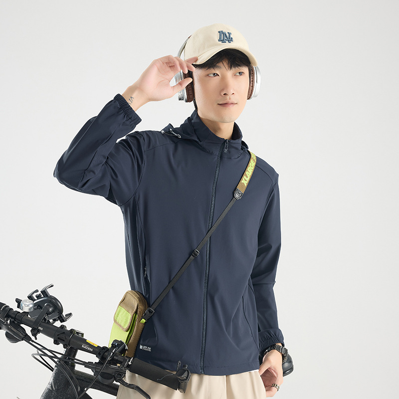 Išorinė vėjo atsparumo striukė su Ice Silk Original Yarn; UPF50+ UV apsauga; lengva, kvėpuojanti, greitai džiūsta; 87% nailonas, 13% spandeksas; su gobtuvu