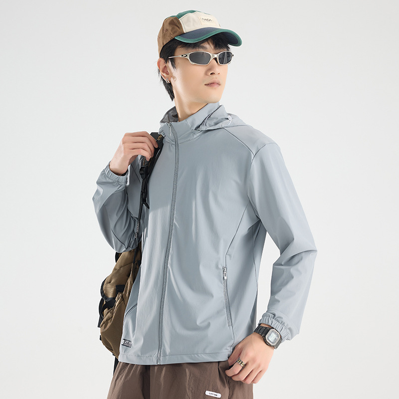 Išorinė vėjo atsparumo striukė su Ice Silk Original Yarn; UPF50+ UV apsauga; lengva, kvėpuojanti, greitai džiūsta; 87% nailonas, 13% spandeksas; su gobtuvu