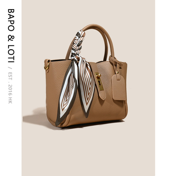 Női kosár alakú tote táska selyem viráganyagból, belső rekesz, mikroszálas műbőr bélés, puha felépítés, tavasz 2025