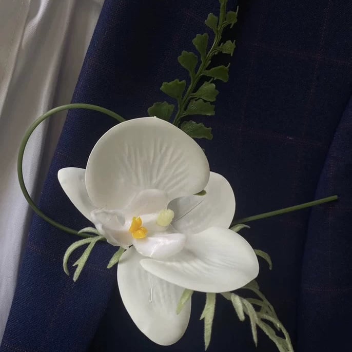 Rokas ziedu korsāde ar tauriņrožu orhideju — kāzu aksesuārs, personīgs dāvinājums, piemērots dzimšanas dienai un Ziemassvētkiem