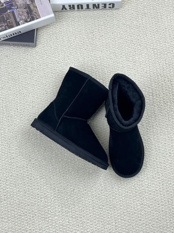 Vidutinio aukščio žieminiai auliniai moterims, karvų oda, dirbtinis kailis viduje, EVA padas, atsparus slydimui.