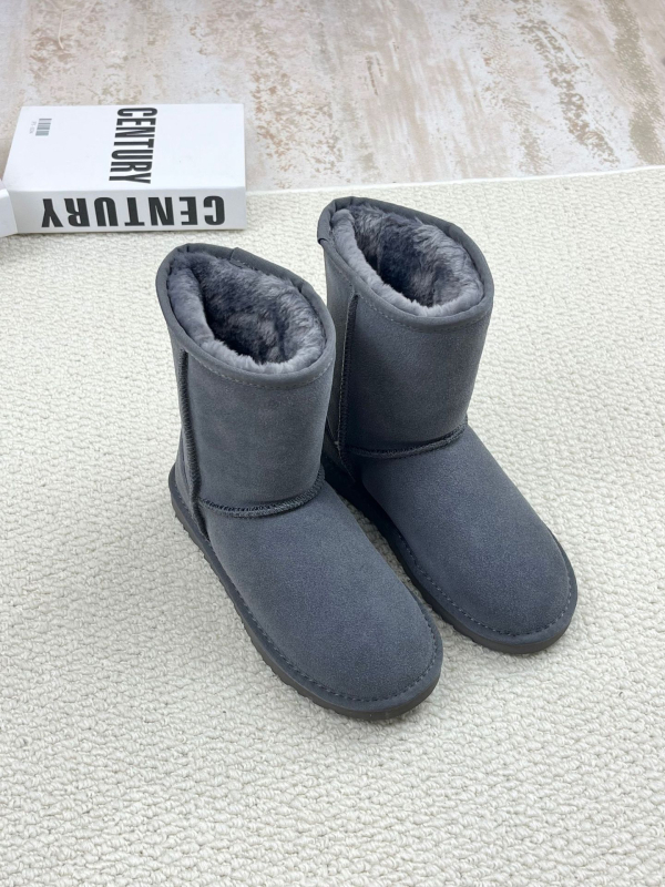 Vidutinio aukščio žieminiai auliniai moterims, karvų oda, dirbtinis kailis viduje, EVA padas, atsparus slydimui.