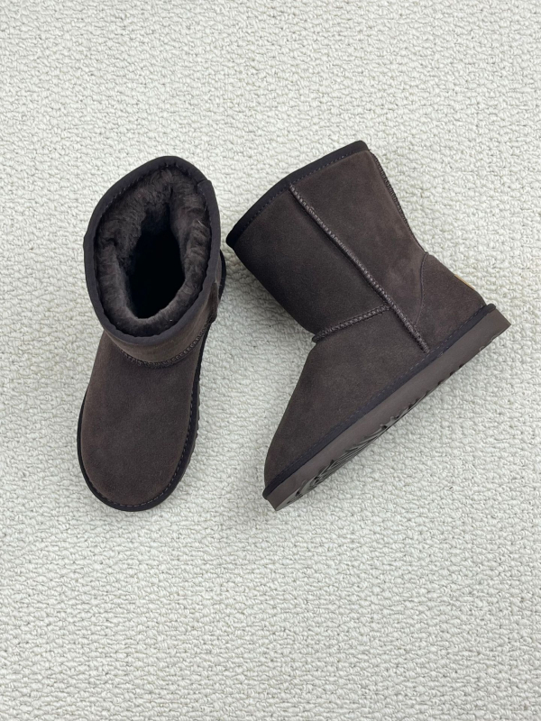 Vidutinio aukščio žieminiai auliniai moterims, karvų oda, dirbtinis kailis viduje, EVA padas, atsparus slydimui.