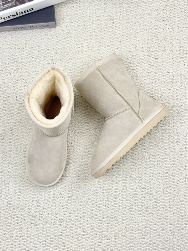 Vidutinio aukščio žieminiai auliniai moterims, karvų oda, dirbtinis kailis viduje, EVA padas, atsparus slydimui.