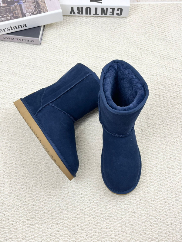 Vidutinio aukščio žieminiai auliniai moterims, karvų oda, dirbtinis kailis viduje, EVA padas, atsparus slydimui.