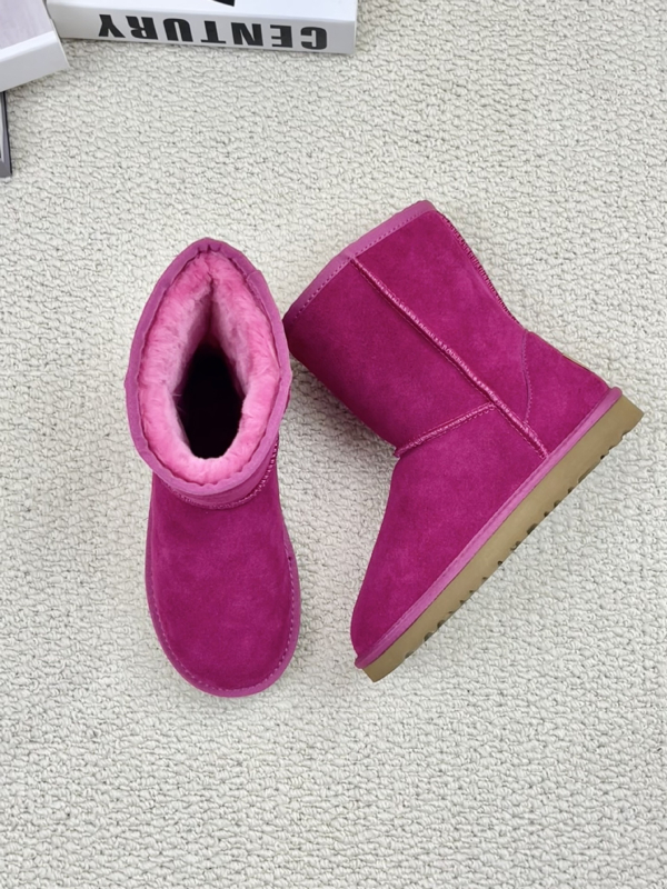 Vidutinio aukščio žieminiai auliniai moterims, karvų oda, dirbtinis kailis viduje, EVA padas, atsparus slydimui.