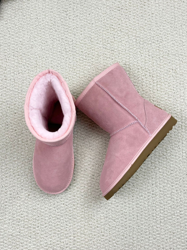 Vidutinio aukščio žieminiai auliniai moterims, karvų oda, dirbtinis kailis viduje, EVA padas, atsparus slydimui.