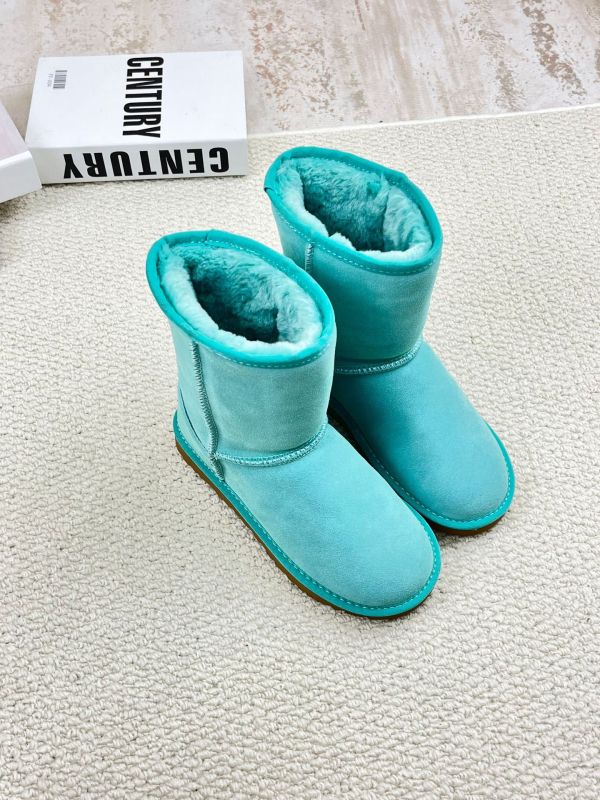 Vidutinio aukščio žieminiai auliniai moterims, karvų oda, dirbtinis kailis viduje, EVA padas, atsparus slydimui.