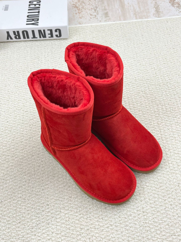 Vidutinio aukščio žieminiai auliniai moterims, karvų oda, dirbtinis kailis viduje, EVA padas, atsparus slydimui.