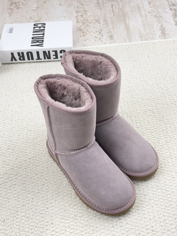 Vidutinio aukščio žieminiai auliniai moterims, karvų oda, dirbtinis kailis viduje, EVA padas, atsparus slydimui.