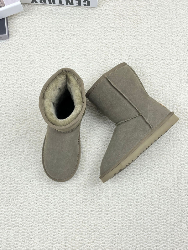 Vidutinio aukščio žieminiai auliniai moterims, karvų oda, dirbtinis kailis viduje, EVA padas, atsparus slydimui.