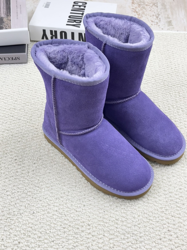 Vidutinio aukščio žieminiai auliniai moterims, karvų oda, dirbtinis kailis viduje, EVA padas, atsparus slydimui.