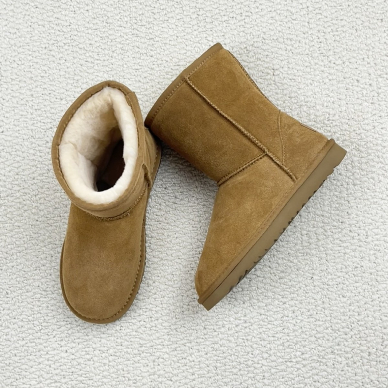 Vidutinio aukščio žieminiai auliniai moterims, karvų oda, dirbtinis kailis viduje, EVA padas, atsparus slydimui.