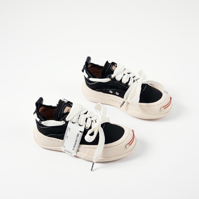 Auduma kedas ar vidēja augstuma augšdaļu, bieza zole, šņorēšana, universāls, ādas iekšpuse