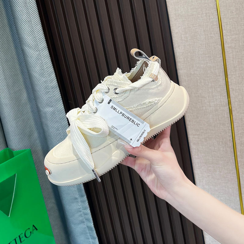 Auduma kedas ar vidēja augstuma augšdaļu, bieza zole, šņorēšana, universāls, ādas iekšpuse