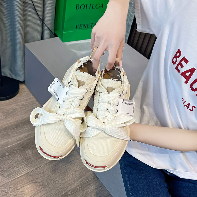 Auduma kedas ar vidēja augstuma augšdaļu, bieza zole, šņorēšana, universāls, ādas iekšpuse