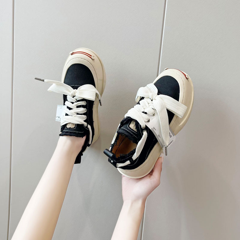 Auduma kedas ar vidēja augstuma augšdaļu, bieza zole, šņorēšana, universāls, ādas iekšpuse