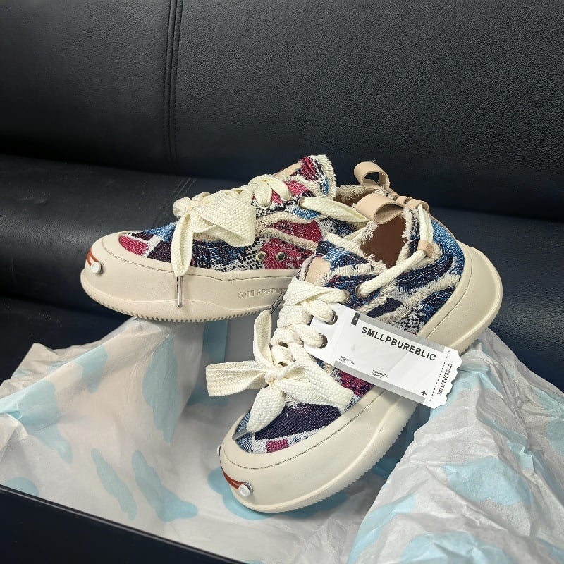 Auduma kedas ar vidēja augstuma augšdaļu, bieza zole, šņorēšana, universāls, ādas iekšpuse