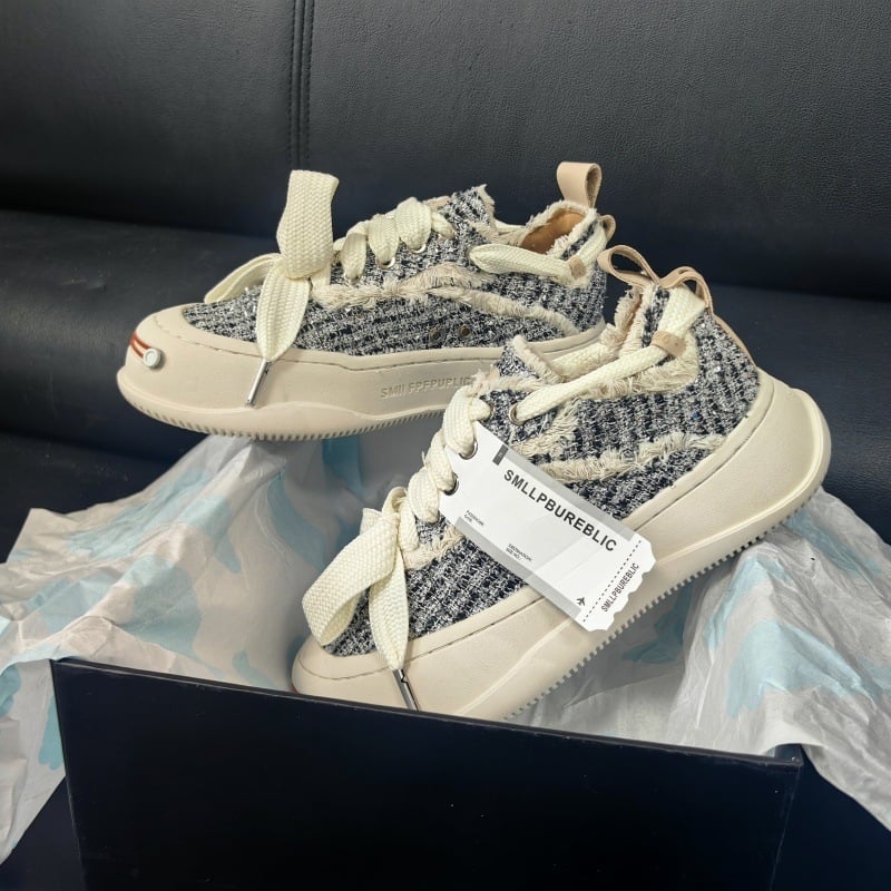 Auduma kedas ar vidēja augstuma augšdaļu, bieza zole, šņorēšana, universāls, ādas iekšpuse